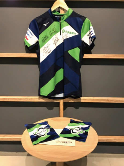 女子カーリングチーム「北海道銀行フォルティウス」サイン入りユニフォーム