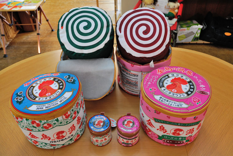 金鳥の渦巻（蚊取り線香）の缶型クッション２色・缶型ポーチ２色（計4品）セット　４名様分