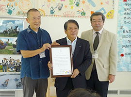 富山委員長と宗像事務総長へ感謝状を贈呈