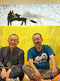 完成作品の前であべ弘士さん(右)と細谷ドクター(左)